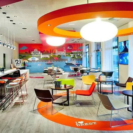 Ibis Styles Centre Port 3* بريست