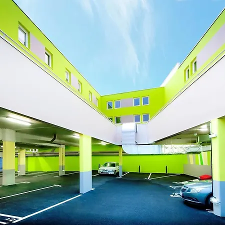 Ibis Styles Centre Port 3* بريست
